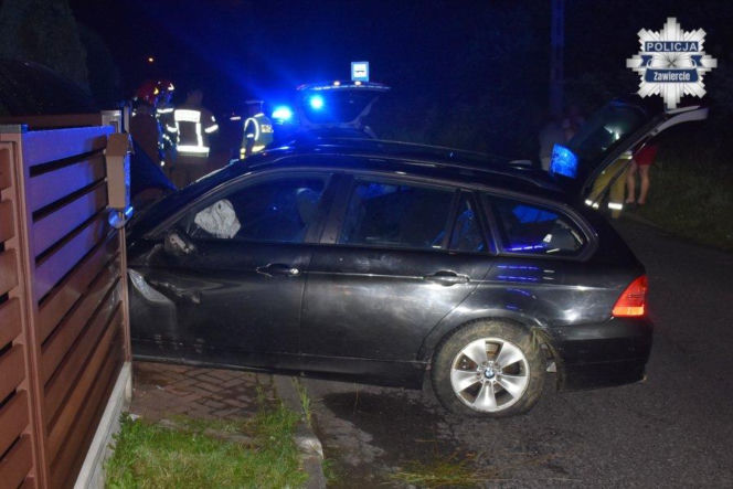 BMW przedziurawiło ogrodzenie w Rudnikach. 19-letni Ukrainiec wsiadł za kierownicę po pijaku