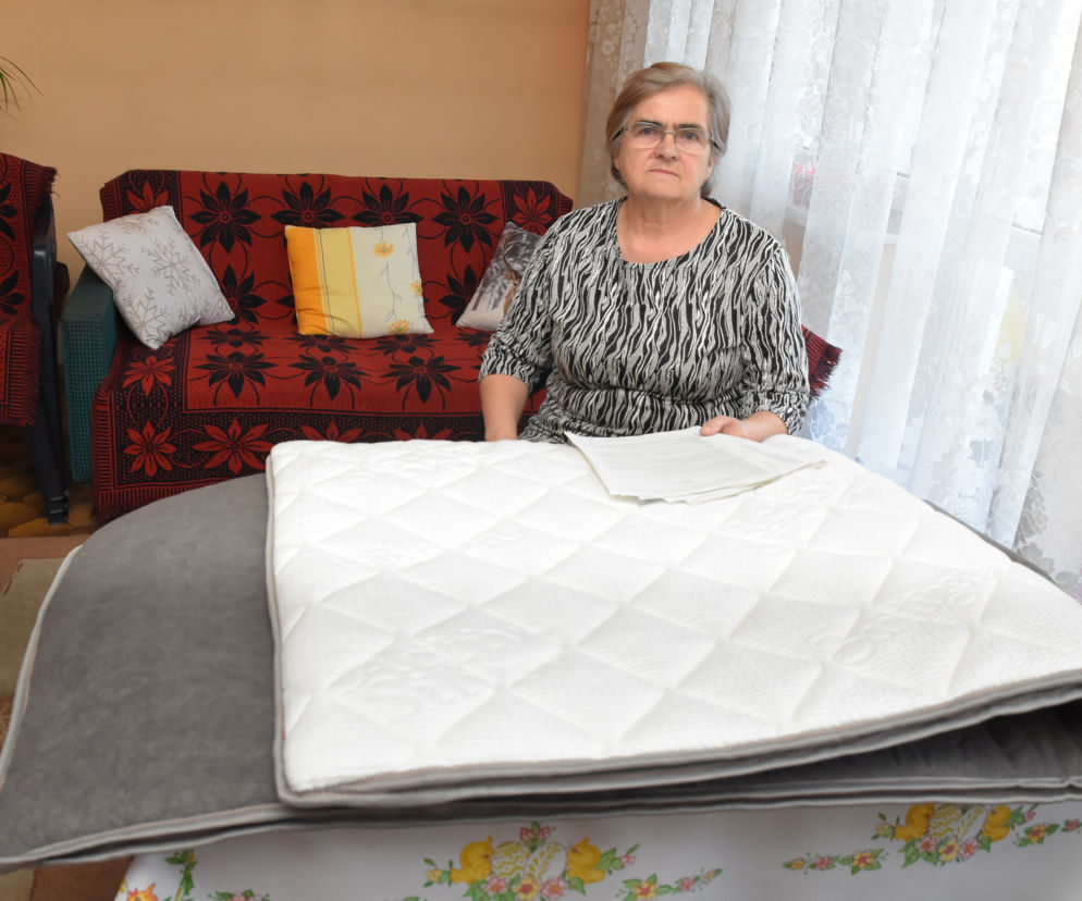 KOLEJNA OSOBA W DŁUGACH PRZEZ MATERAC