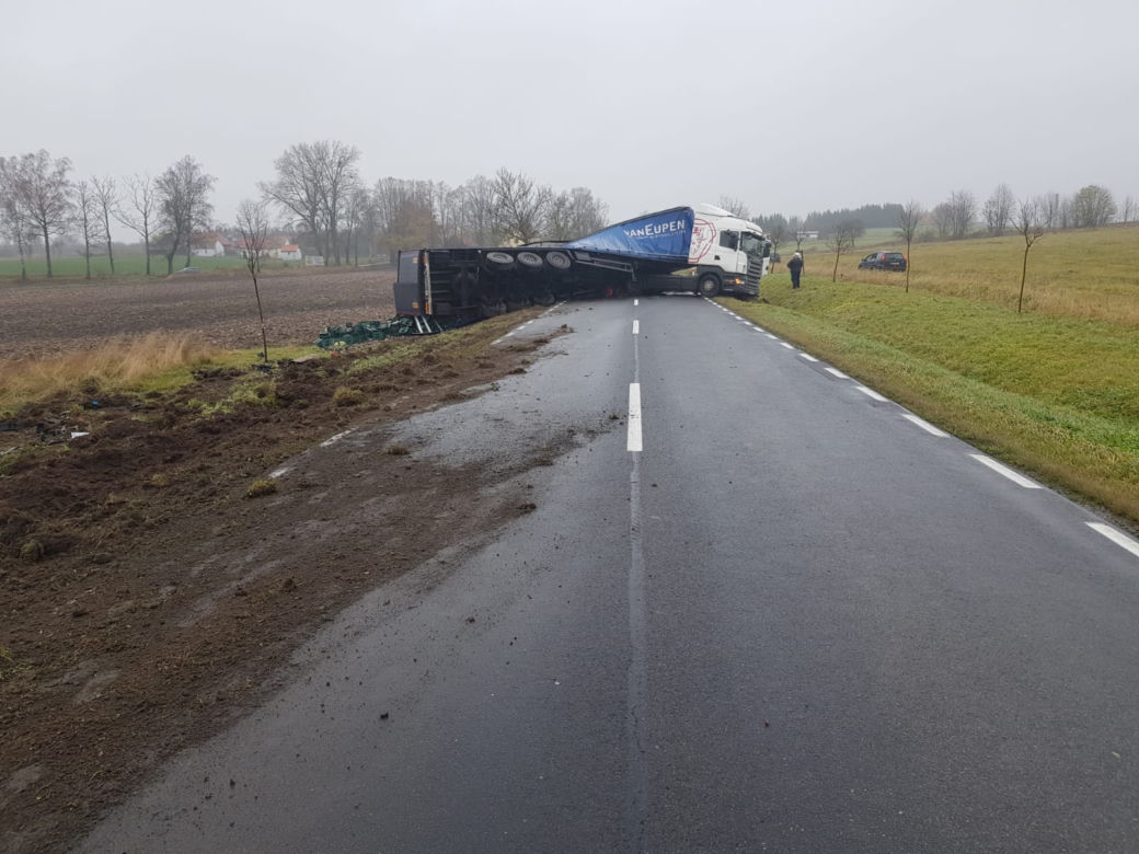 Wypadek ciężarówki z piwem. Setki litrów alkoholu rozlały się po DK 57