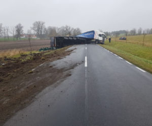 Wypadek ciężarówki z piwem. Setki litrów alkoholu rozlały się po DK 57
