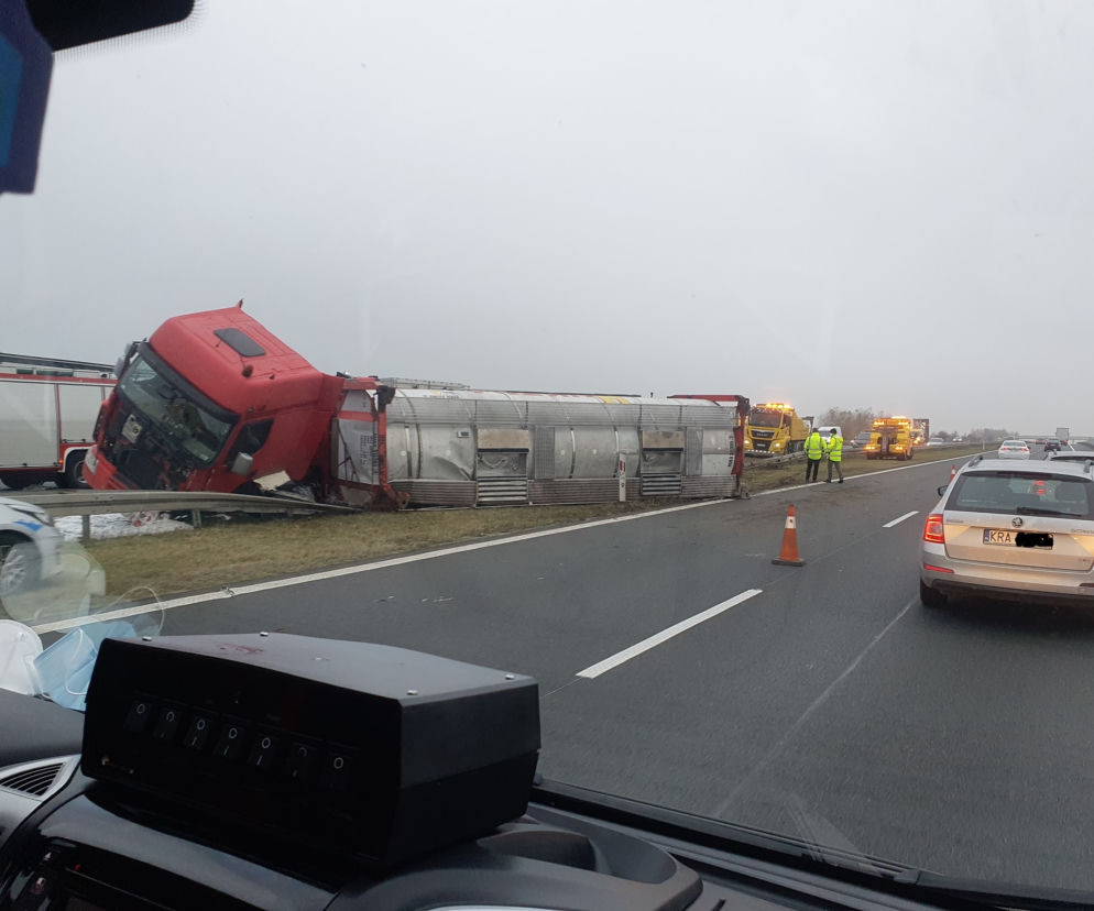 Wypadek na autostradzie A4. Przewrócona ciężarówka blokuje drogę pomiędzy Jaworznem a Mysłowicami