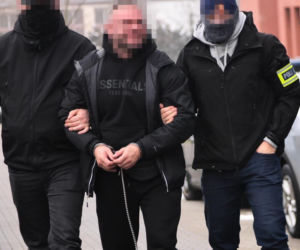  Używali maczet i siekier, handlowali na potęgę. Policja uderzyła w potężny gang pseudokibiców