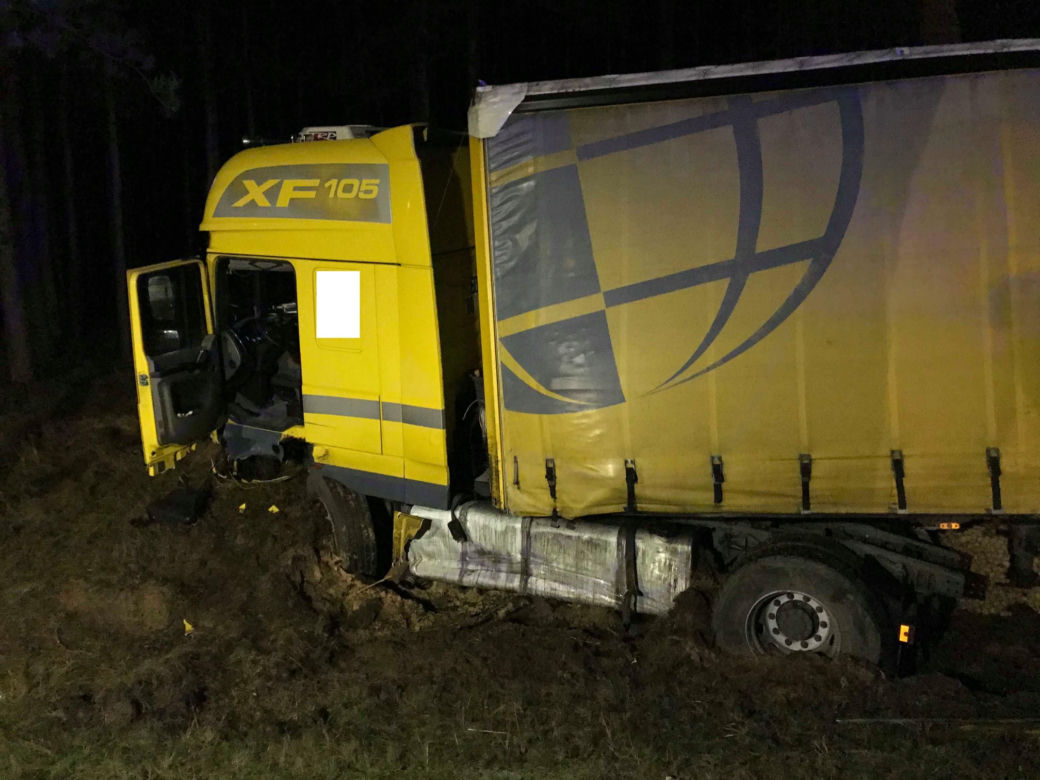Groźny wypadek na obwodnicy Bydgoszczy! Kierowca zakleszczony w aucie 