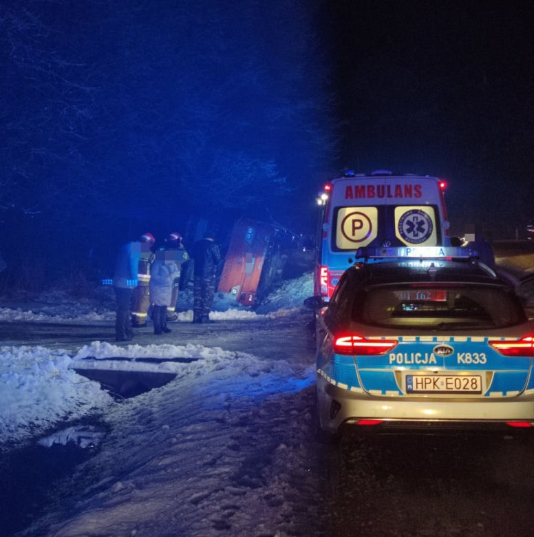 Hadle Szklarskie. Autobus wypadł z jezdni! 