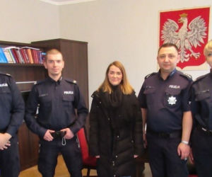 Policjanci uratowali 39-latka, który utknął w płonącym samochodzie 