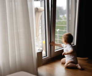 Rodzice uchylają okna na całe dnie. Lekarze tłumaczą, dlaczego to zły pomysł