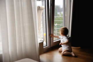 Rodzice często uchylają okno na wiele godzin. Lekarze tłumaczą, dlaczego to nie jest dobry pomysł