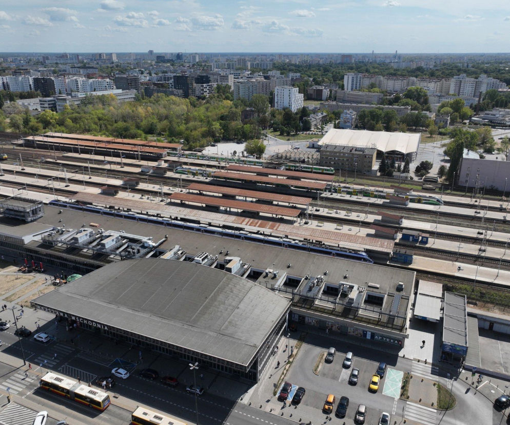 Widok z góry na stację Warszawa Wschodnia przed przebudową, o której szczegółach przeczytasz na Architektura.