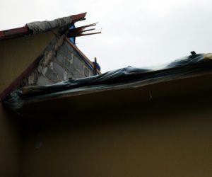 Brzeźnica. Ulewa zniszczyła dach domu