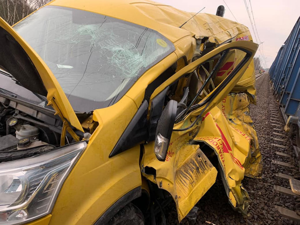Koszmarny wypadek na przejeździe kolejowym! Kurier DHL wjechał prosto pod pociąg [ZDJĘCIA]