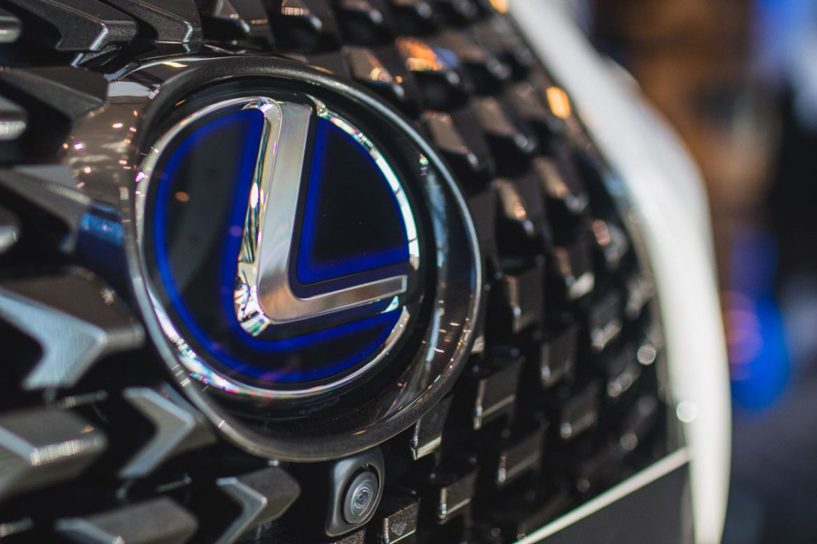 Lexus UX już w polskich salonach