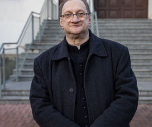Eko krzyż ogrzewa wiernych