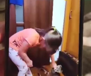Białopole: 5-latka MALTRETUJE kota. Zachęcała ją opiekunka. Film trafił do sieci. HORROR!