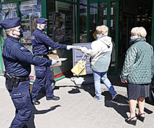 Lublin: Policjanci ROZDAJĄ MASECZKI! Ruszyli pod sklepy i targowiska. „Mamy jeden cel”
