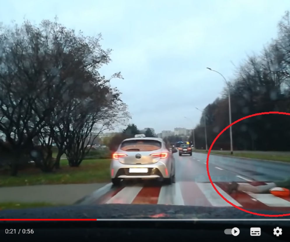 Rzeszów. Mężczyzna płynie kraulem przez przejście dla pieszych. To nagranie to hit