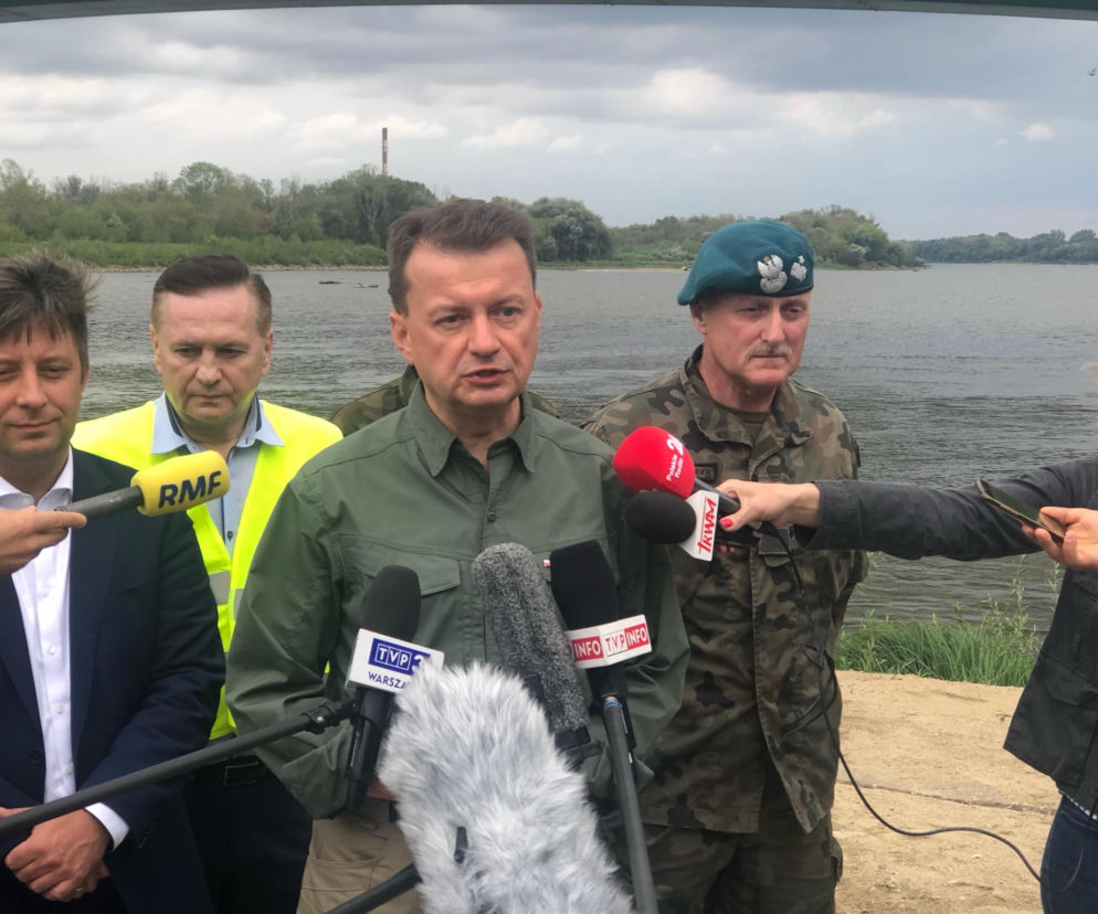 Min. Błaszczak na budowie mostu pontonowego nad Wisłą