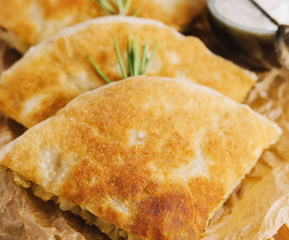 Lepsze niż tosty i zapiekanki! Oto przepis na genialne, greckie kieszonki, które pokochasz