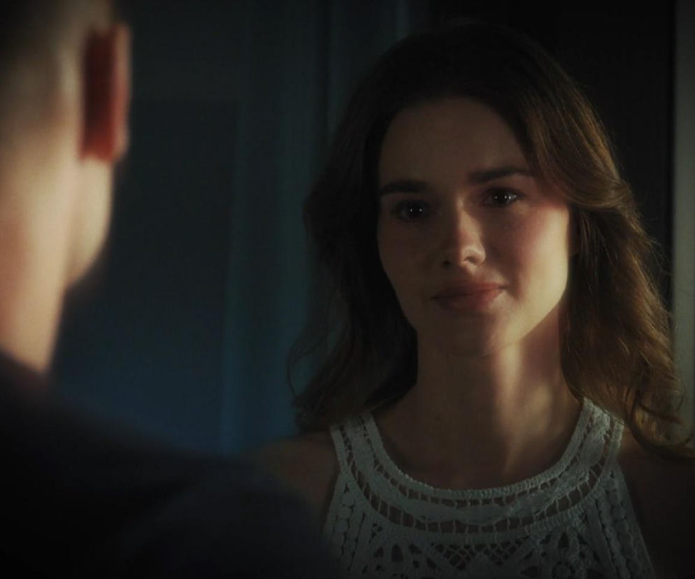 Dominika Kachlik jako zmarła Franka Zduńska we śnie Pawła (Rafał Mroczek) w M jak miłość. Kobieta ubrana jest w białą, koronkową suknię, jej długie, brązowe włosy są rozpuszczone. Spojrzenie Franki jest pełne czułości, kiedy patrzy na Pawła. Więcej o serialu przeczytasz na Super Seriale.