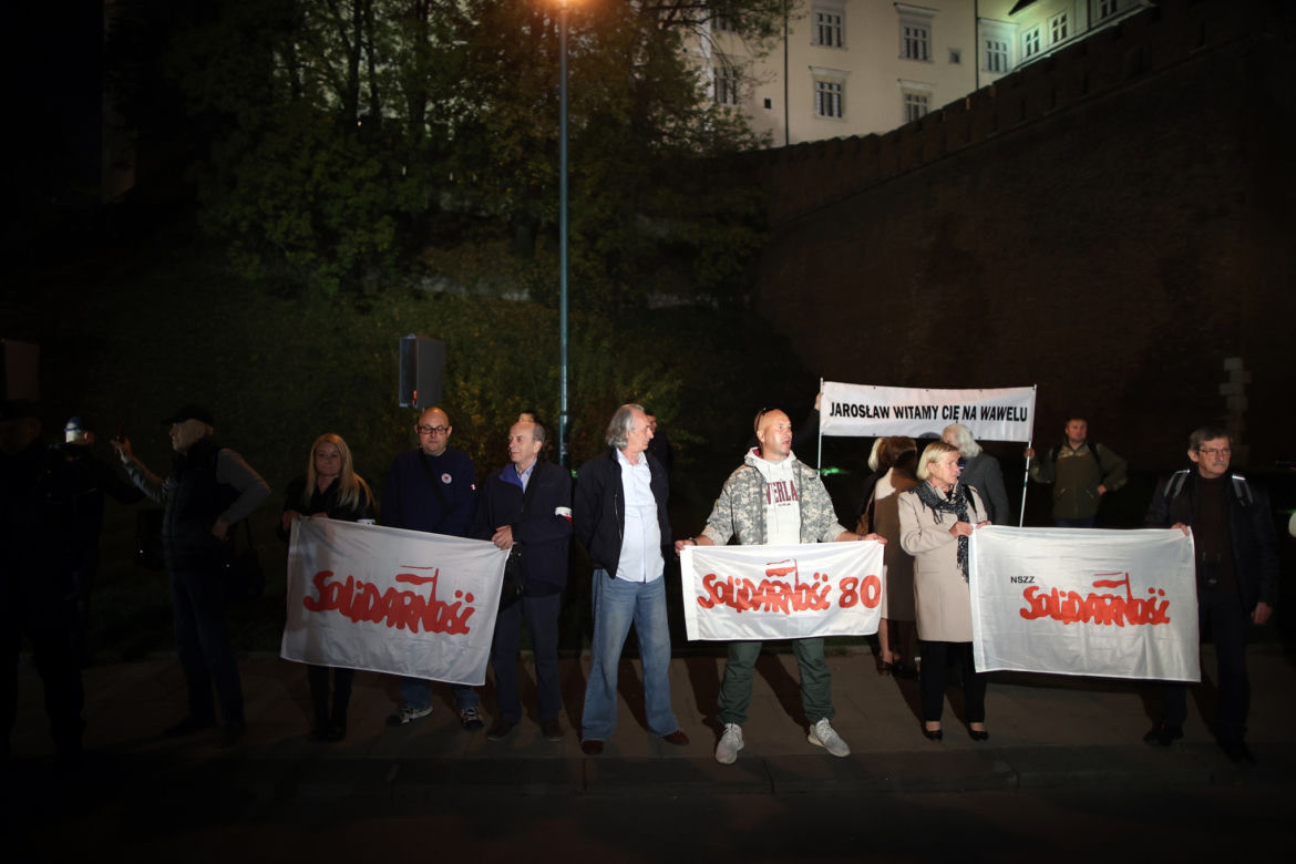 Protesty przed Wawelem w miesięcznice pogrzebu pary prezydenckiej