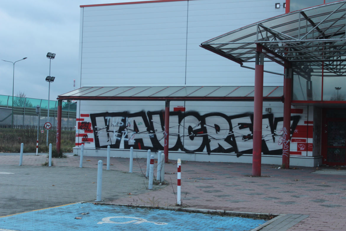 Dawny supermarket Auchan w Dąbrowie Górniczej już nie będzie straszył