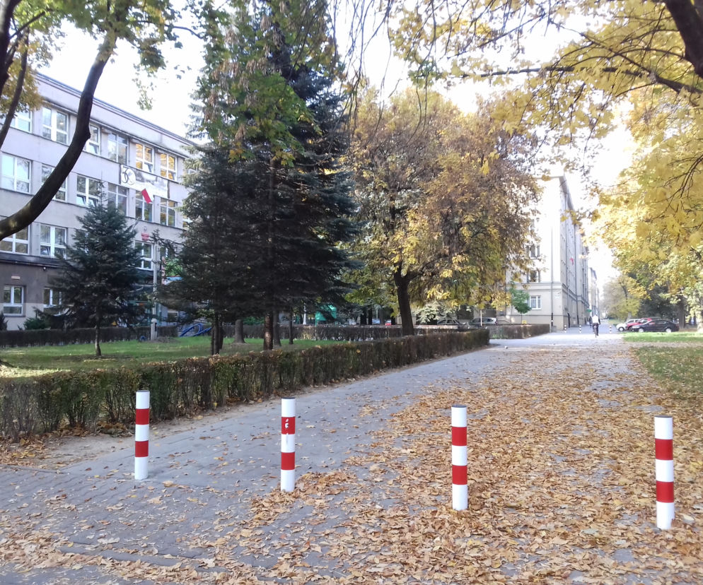 Chodniki przy Szkole Podstawowej 105 są bardzo szerokie
