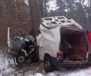 Śmiertelny wypadek w Lidzbarku. Bus uderzył w drzewo. Nie żyje młoda kobieta