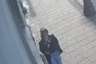 Atak na tle narodowościowym w Krakowie! Policja publikuje wizerunek sprawczyni i apeluje o pomoc