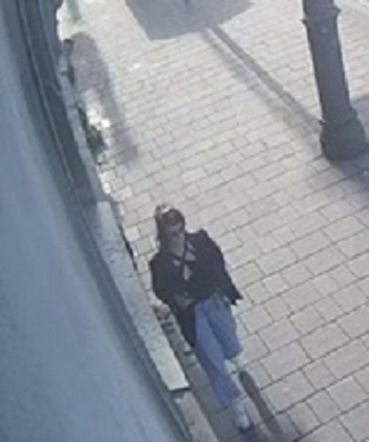 Atak na tle narodowościowym w Krakowie! Policja publikuje wizerunek sprawczyni i apeluje o pomoc