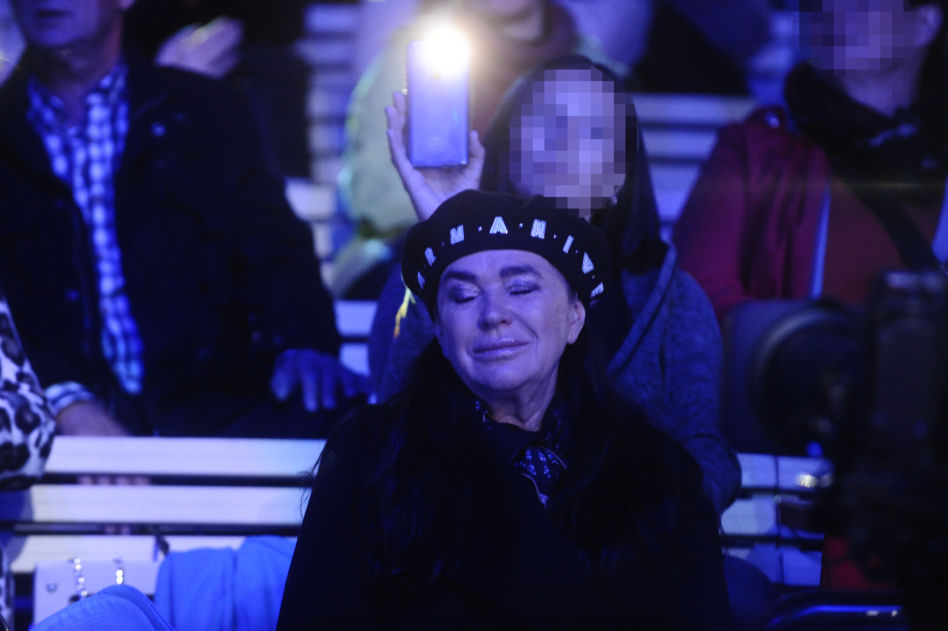Ewa Krawczyk ociera łzy. Na widowni szaleństwo