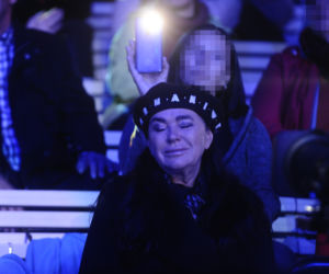 Ewa Krawczyk ociera łzy. Na widowni szaleństwo