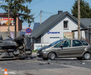 Ostrów Mazowiecka. KOSZMARNY wypadek! Nie żyją dwie osoby, ranne dzieci. Szukają sprawcy!