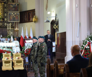 Szok po tragedii w Łodzi. Dziesięć malutkich trumienek na pogrzebie. Tego widoku nie da się wyrzucić z głowy