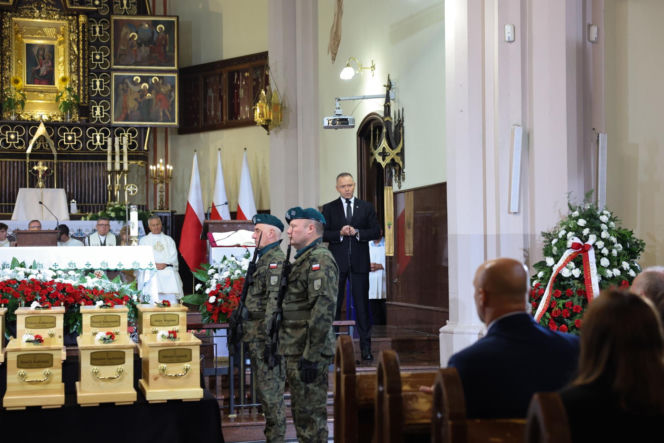 Szok po tragedii w Łodzi. Dziesięć malutkich trumienek na pogrzebie. Tego widoku nie da się wyrzucić z głowy