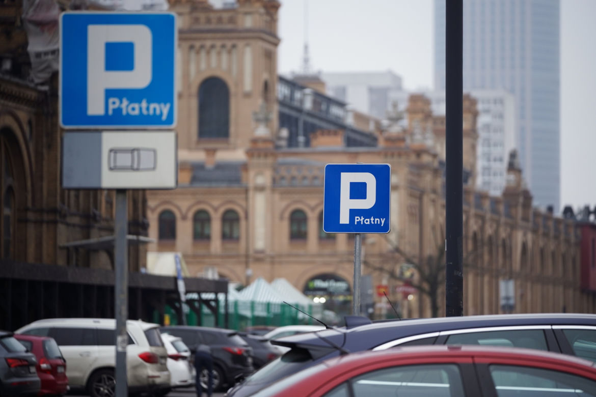Drożyzna uderzy w warszawskich kierowców. Drakońskie podwyżki opłat za parkowanie