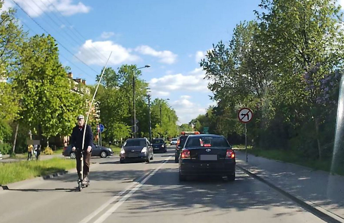 Korwin z rurą mknie po Otwocku