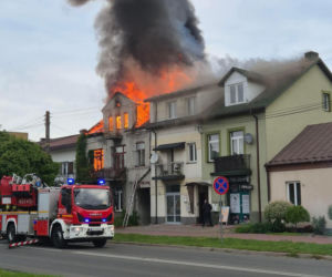 Poważny pożar domu w Ostrowcu Świętokrzyskim. Jedna osoba ranna, trwa akcja strażaków