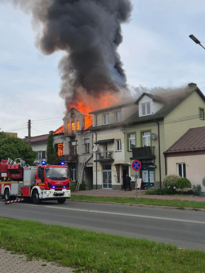Poważny pożar domu w Ostrowcu Świętokrzyskim. Jedna osoba ranna, trwa akcja strażaków