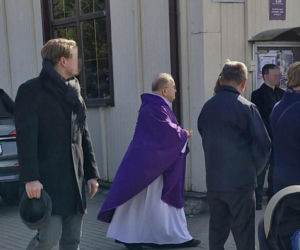 Ojciec Rydzyk na pogrzebie słynnego tenora. Janusz Ratajczak był związany z Radiem Maryja