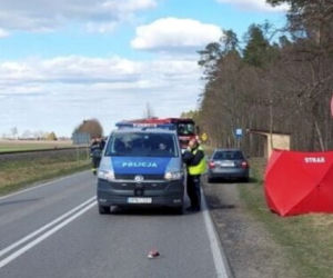 Koszmarny wypadek w Żabnie pod Chojnicami. Osobówka zmiotła z pasów 12-letnią dziewczynkę
