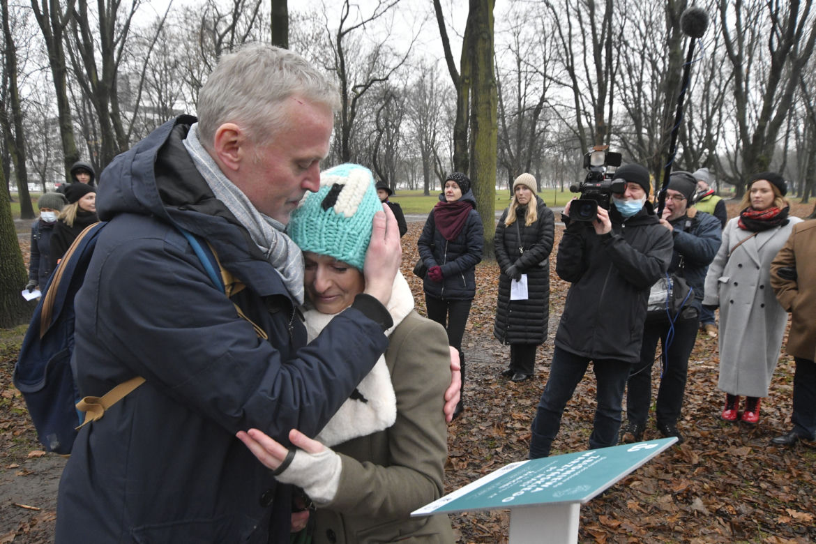 Anna Warzyńska popłakała się ze wzruszenia przy drzewie dziadka Zbigniewa Warzyńskiego 