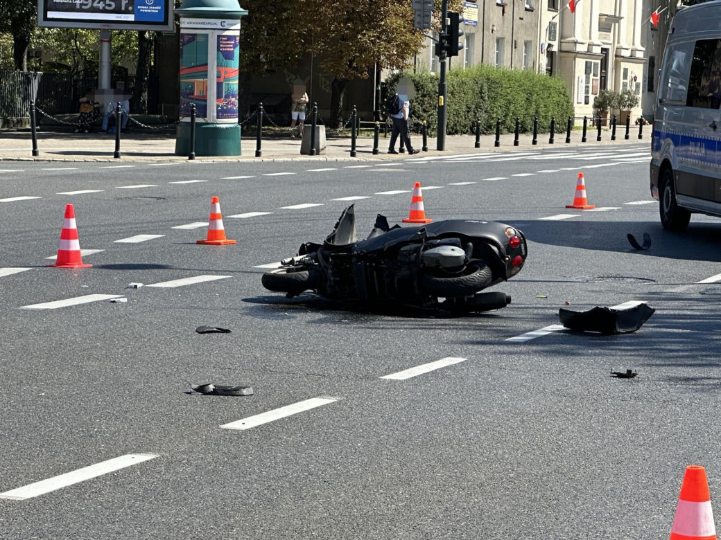 Koszmarny wypadek w Śródmieściu. Dwie osoby ranne, droga zablokowana