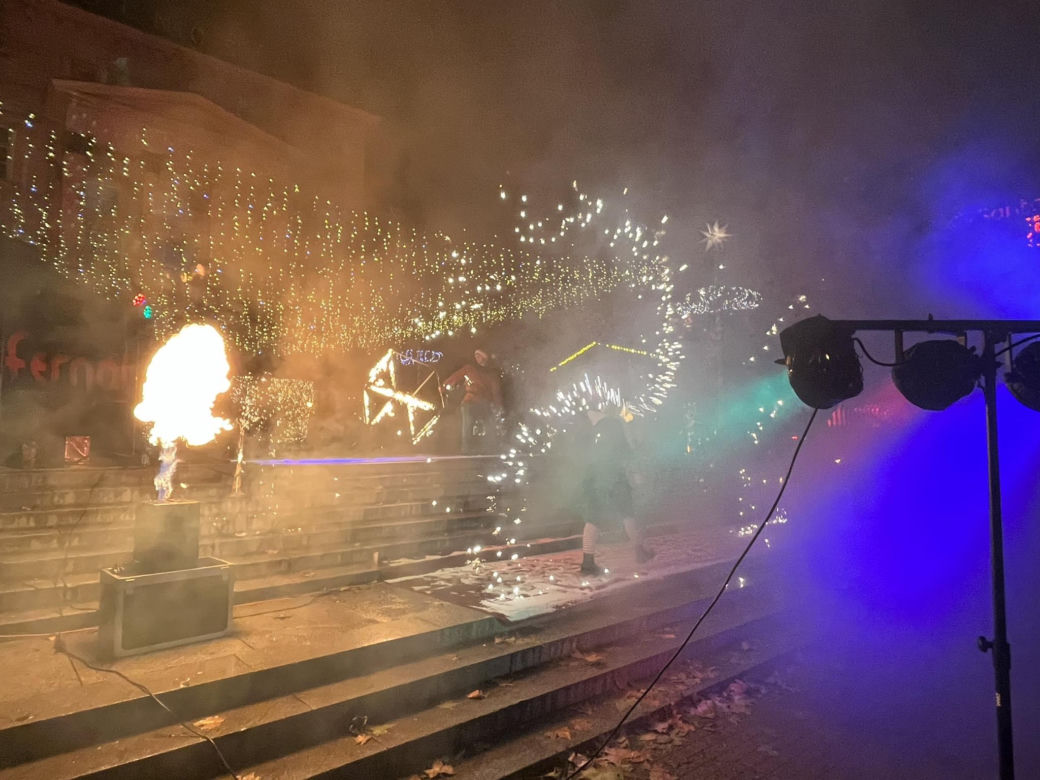 Betlejem Poznańskie 2023. Zimowe Fire Show na placu Wolności w Poznaniu