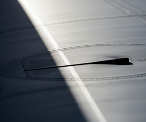 Pasażer otworzył drzwi samolotu. Czy Hiszpan uniknie konsekwencji?