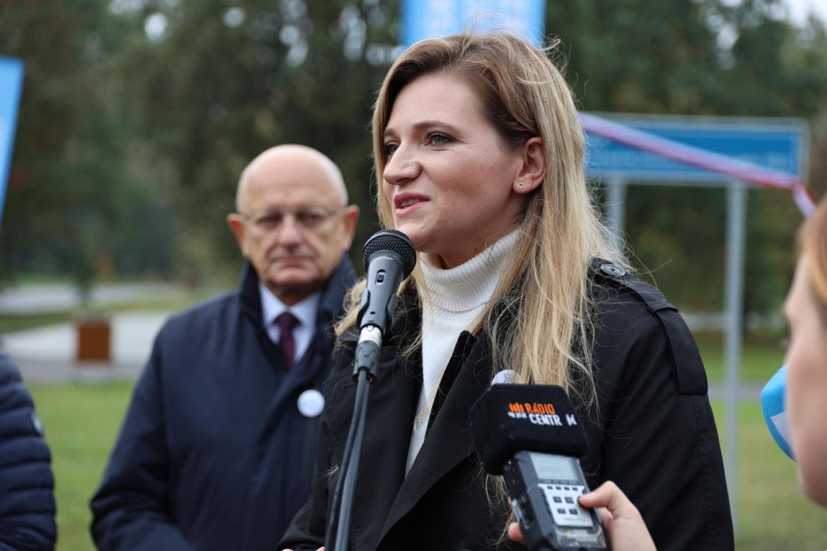 Uroczyste odsłonięcie tablicy al. Europejskiej Stolicy Młodzieży Lublin 2023 i zakopanie kapsuły czasu w Parku Ludowym
