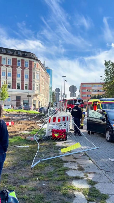 Groźny wypadek w centrum Opola. Auto wjechało w pieszych na chodniku