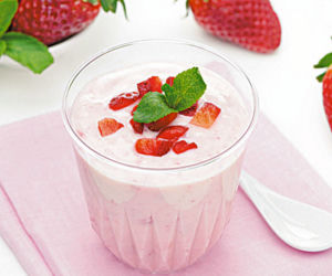 jogurt z truskawkami