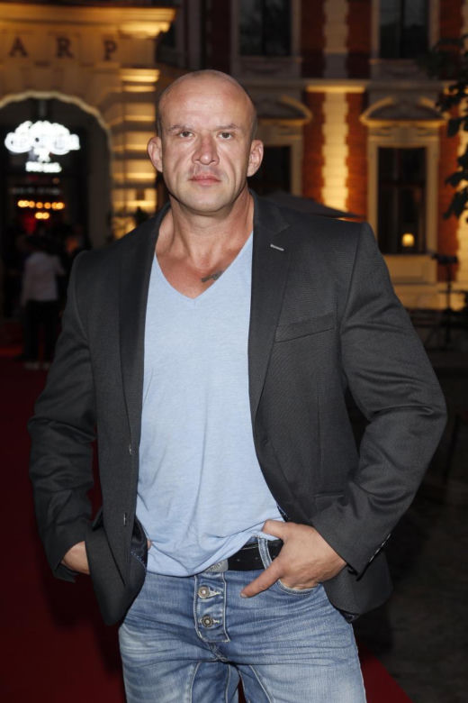 Tomasz Oświeciński filmową gwiazdą produkcji Vegi. Tak celebryta zmieniał się przez lata