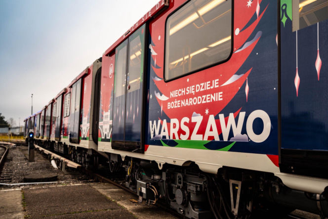 Świątecznie udekorowany pociąg metra 2025