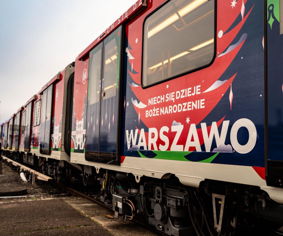 Świąteczne metro, autobus i tramwaj 2025 na ulicach Warszawy. Na jakich liniach można je spotkać?