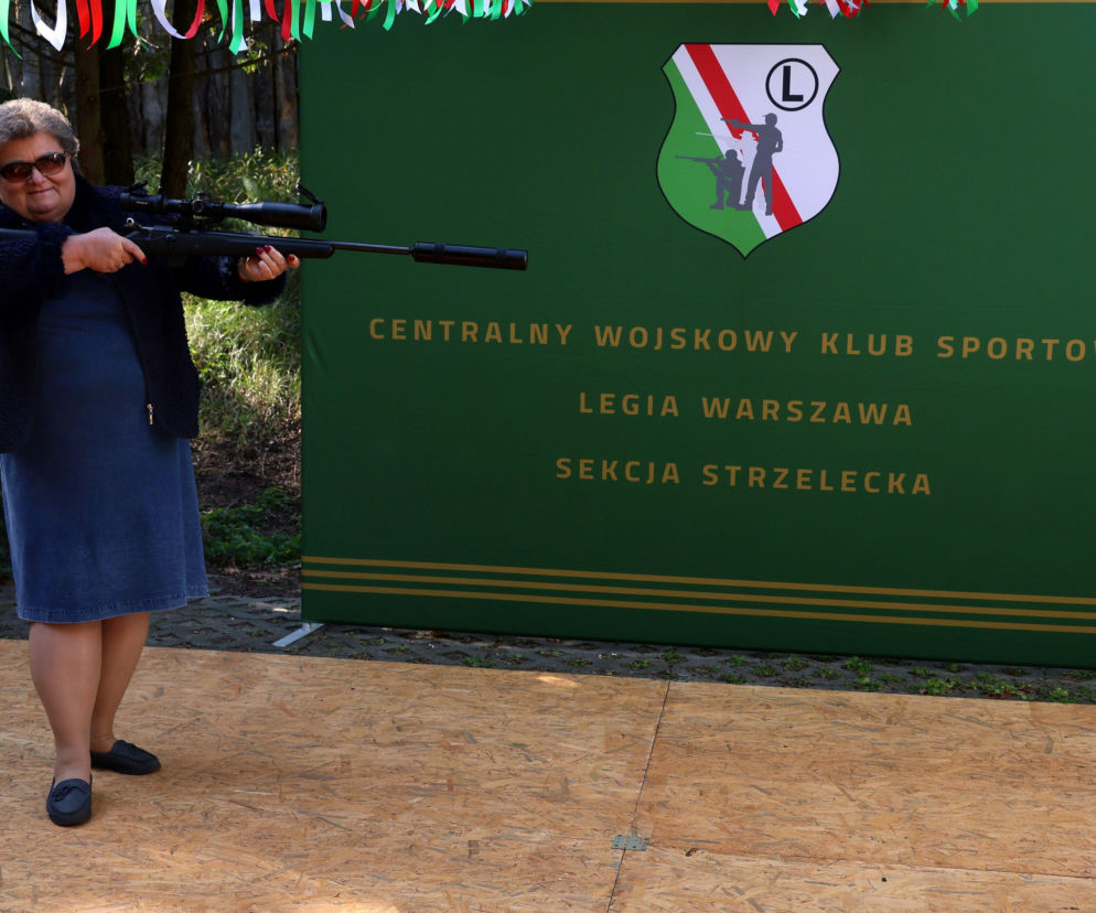 80-latkowie z bronią na strzelnicy w Rembertowie. Program dla emerytów bije rekordy popularności